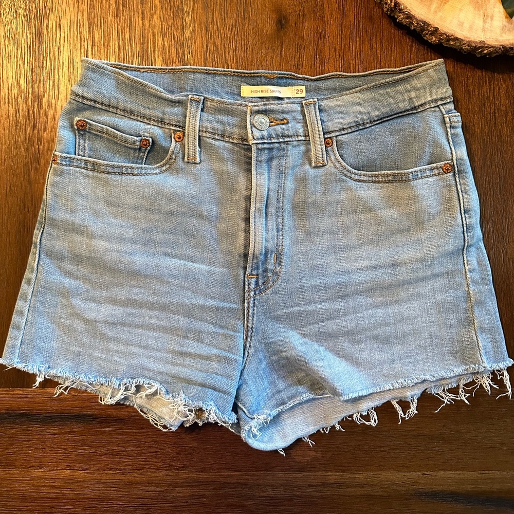 Levi’s high rise jean shorts size 29